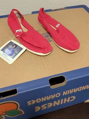 NWT TOMS flats